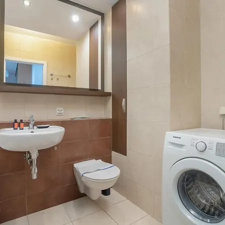 Modern Close To The Centre Of By Renters 公寓