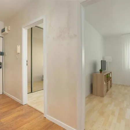 公寓 Modern Close To The Centre Of By Renters