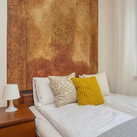 Modern Close To The Centre Of By Renters *
