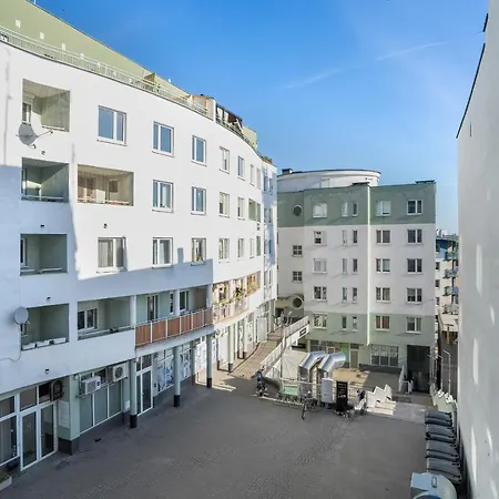 Modern Close To The Centre Of By Renters Apartamento