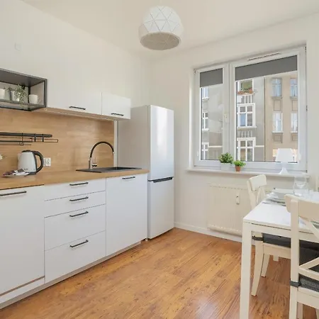 Modern Close To The Centre Of By Renters *